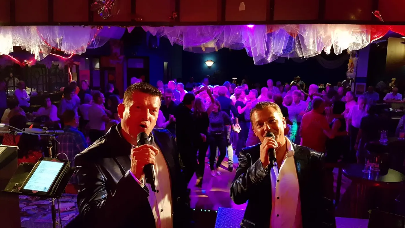 Die Silvanas live auf der Bühne – volle Tanzfläche im Hintergrund